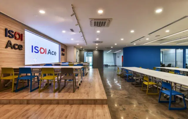 Indian School of Design and Innovation (ISDI) Digital Signage