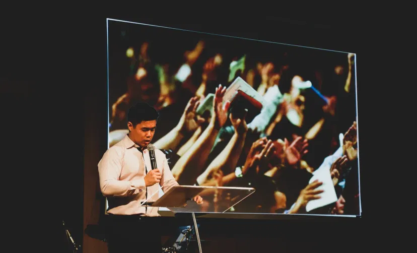 digital signage at an event displaying live web stream feeds from Streaming app digital signage at an event displaying live web stream feeds from Streaming app