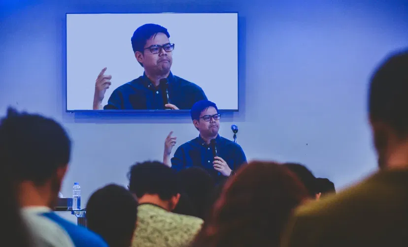 digital signage at an univesity class room displaying live web stream feeds from Streaming app digital signage at an univesity class room displaying live web stream feeds from Streaming app