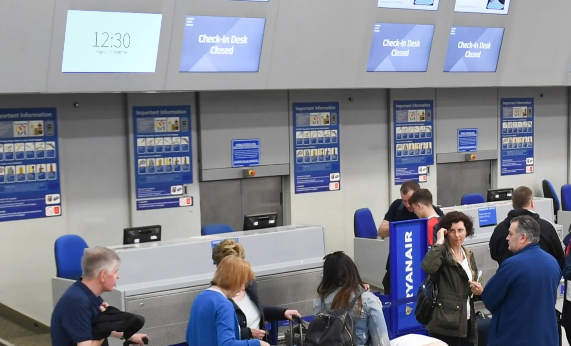 Digital signage screen placed at Airport showing Clock timezones for different countries using Pickcel software