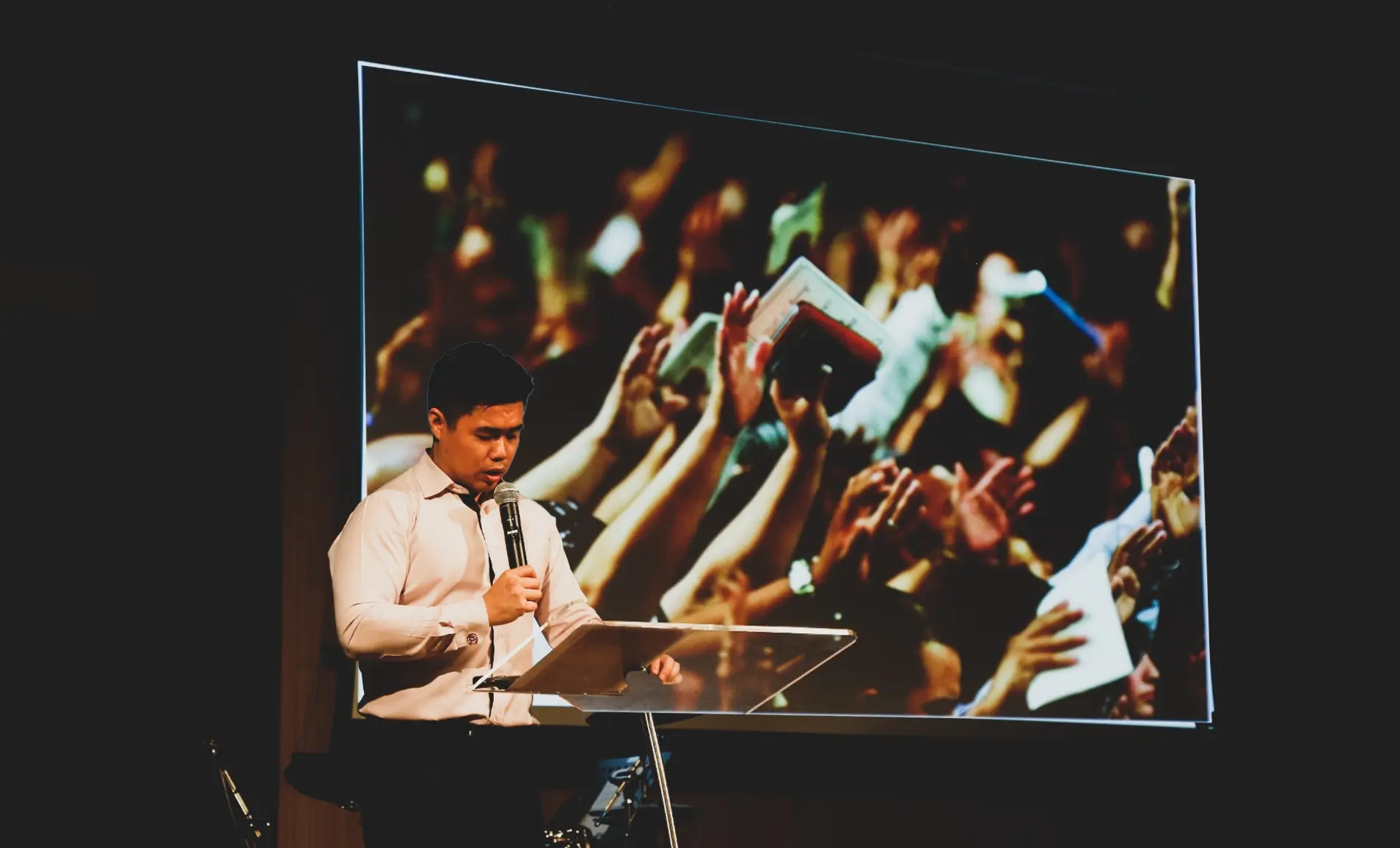 digital signage at an event displaying live web stream feeds from Streaming app