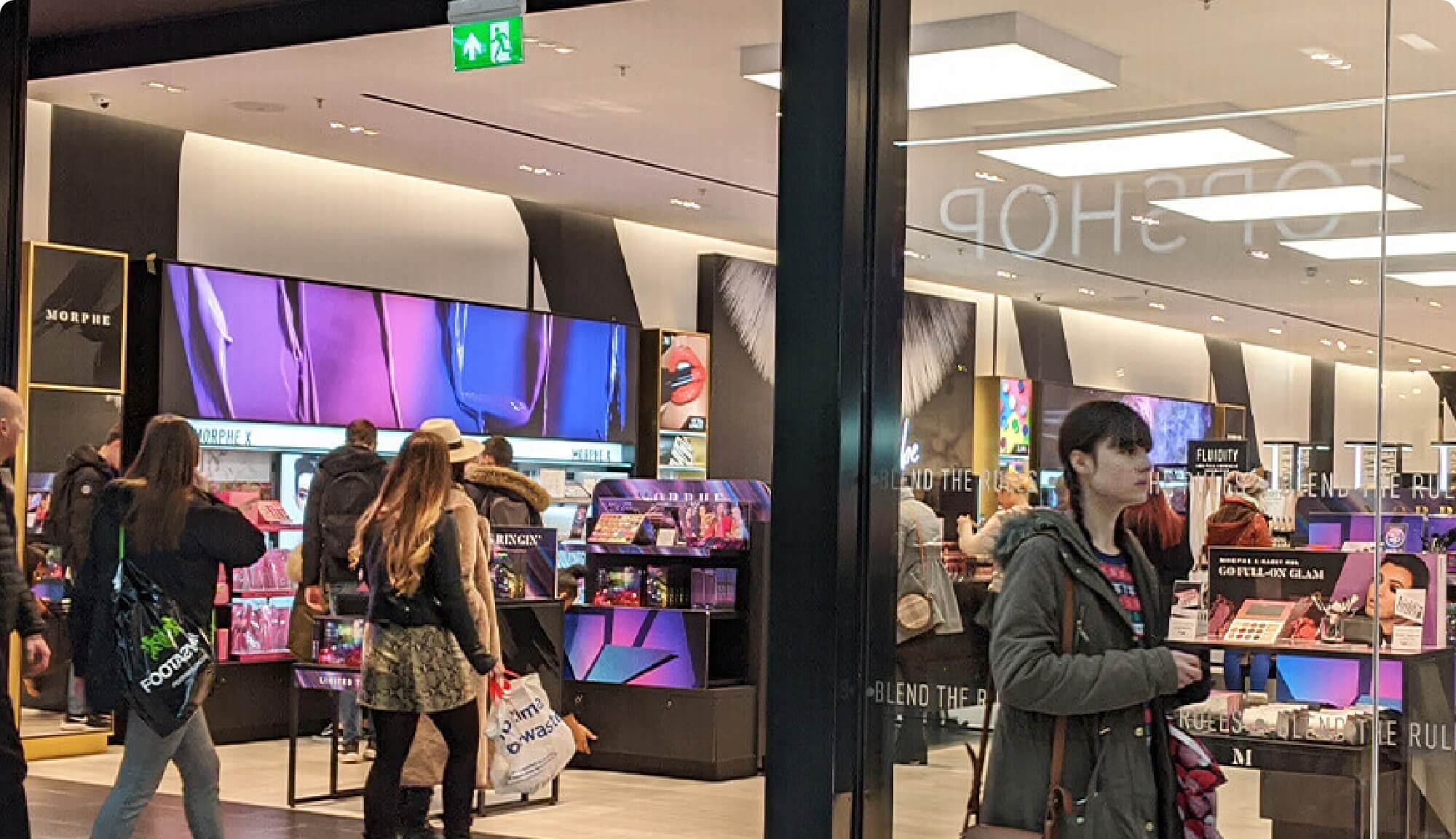 benefits of using digital signage over traditional signage