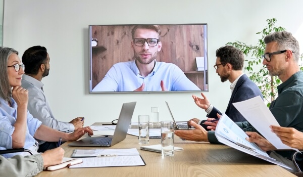 everaging manifold uses of bank digital signage by showing meeting recordings, training videos, etc. to improve employee engagement and collaboration