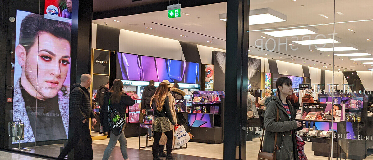 benefits of using digital signage over traditional signage