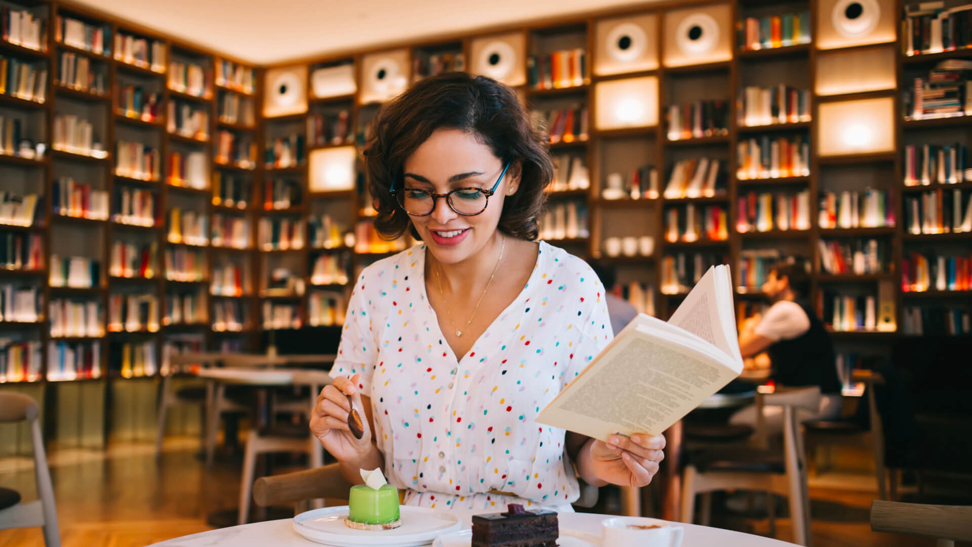  Example of a book-themed cafe