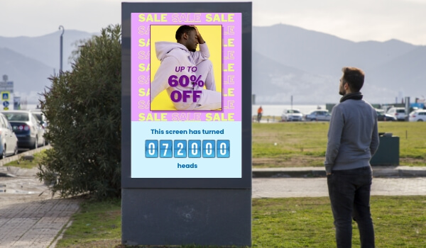 An intelligent outdoor digital signage shows the number of times the audience has turned to watch the ad on screen