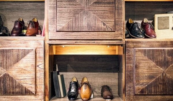 A shoe retail outlet uses rustic wooden texture in its visual merchandising design