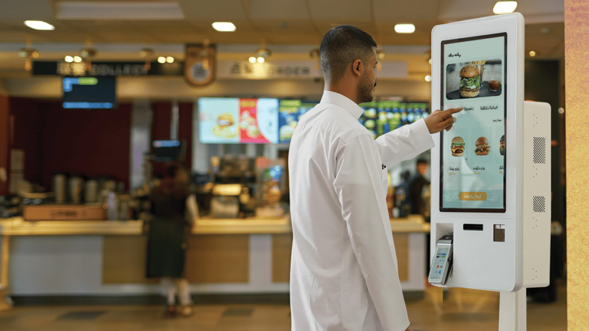 Real-time menu updates with fast food signage in restaurant chains.