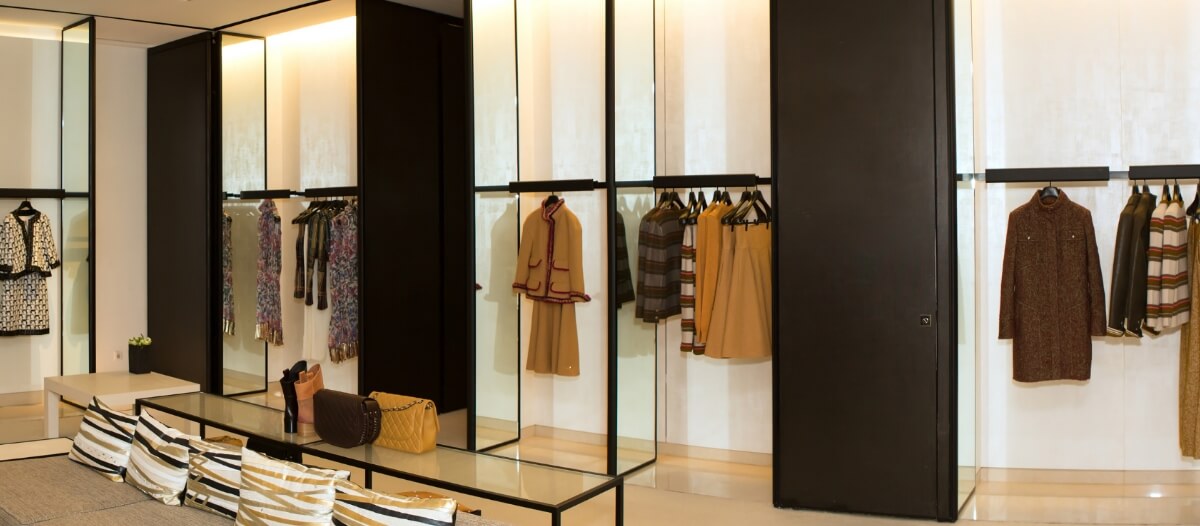 a clothing store that has utilized the space to presue customer to buy. setting perfect example of visual merchandising.