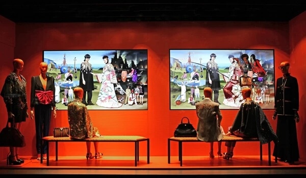 Innovative visual merchandising with digital signage creates the scene of an art gallery at Gucci’s window display